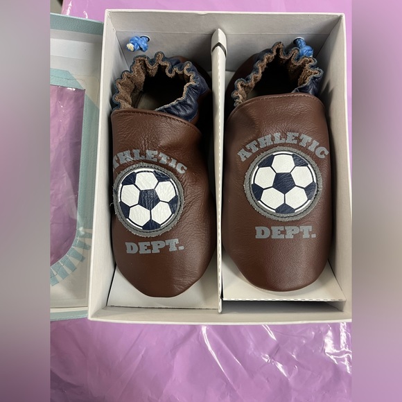 New Robeez soft sole
Fussball brown - Picture 1 of 3